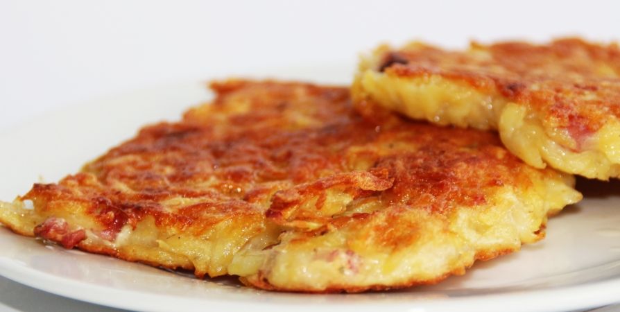 Вкусные оладьи с рыбой: сытный ужин для всей семьи Вкусные оладьи с рыбой: сытный ужин для всей семьи