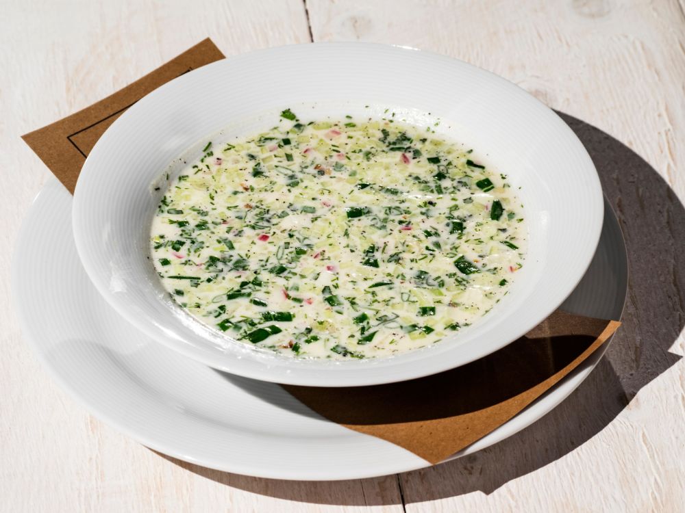 Летний свежий вкус: попробуйте невероятную рыбную окрошку с квасом Летний свежий вкус: попробуйте невероятную рыбную окрошку с квасом