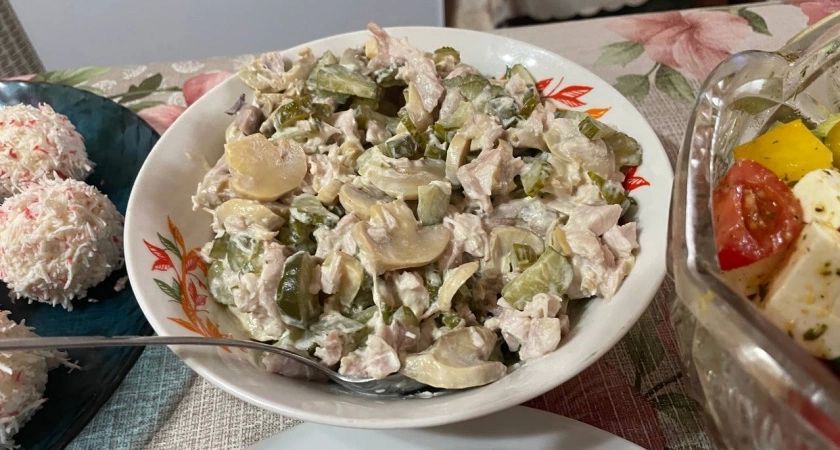 Ленивый салат вместо ужина: 4 копеечных продукта, которые превзойдут оливье Ленивый салат вместо ужина: 4 копеечных продукта, которые превзойдут оливье