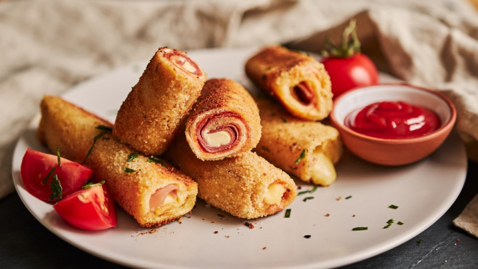 Слоёные булочки с сосисками и сыром: быстрый и вкусный рецепт Слоёные булочки с сосисками и сыром: быстрый и вкусный рецепт
