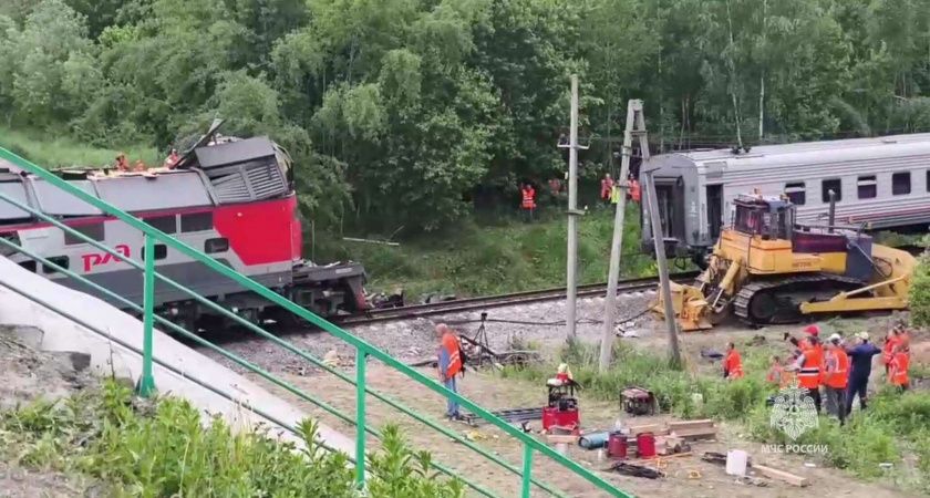 Трагедия над пропастью: обрушение моста в Брянской области унесло жизни и оставило следы бедствия Трагедия над пропастью: обрушение моста в Брянской области унесло жизни и оставило следы бедствия