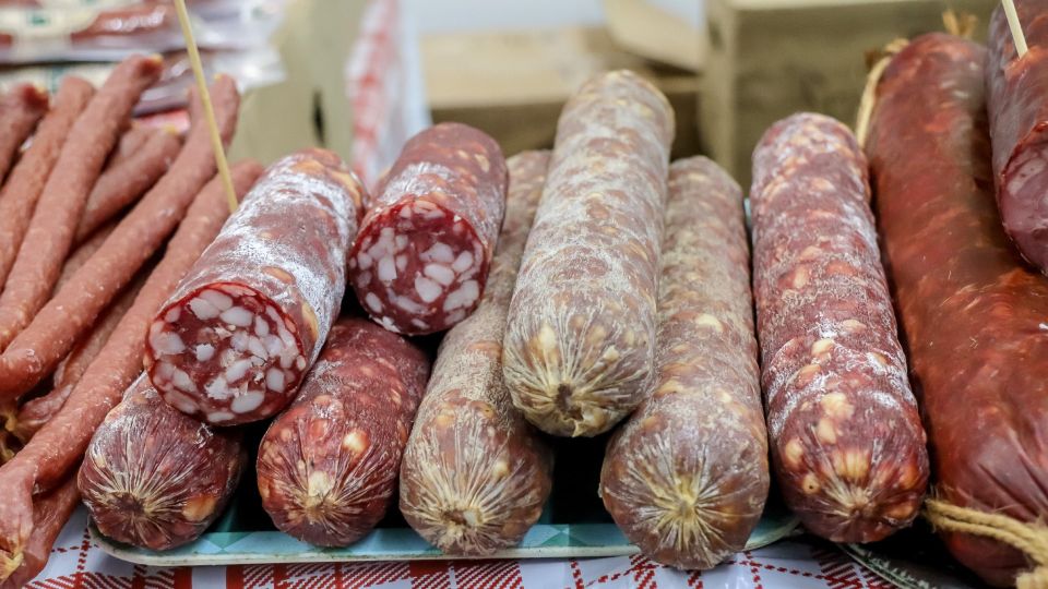 Как легко избавиться от оболочки сырокопченой колбасы: советы и хитрости Как легко избавиться от оболочки сырокопченой колбасы: советы и хитрости