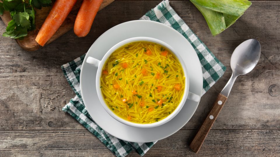 Секреты приготовления насыщенного куриного бульона: как сделать его ресторанным Секреты приготовления насыщенного куриного бульона: как сделать его ресторанным