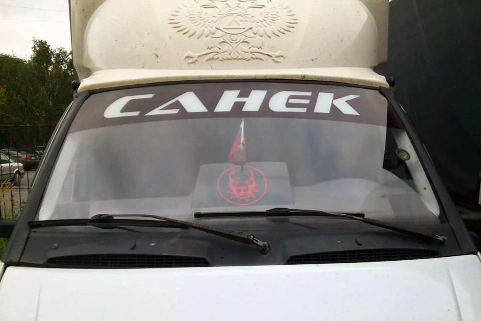 Имя на стекле: зачем дальнобойщики пишут свои имена на кабинах грузовиков Имя на стекле: зачем дальнобойщики пишут свои имена на кабинах грузовиков
