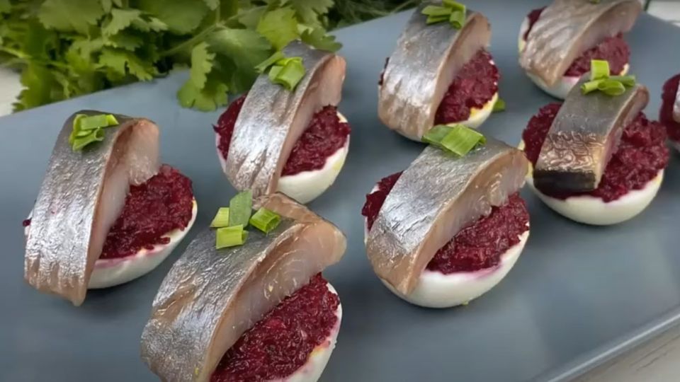 Новый взгляд на селедку под шубой: быстрый способ приготовить эффектную закуску Новый взгляд на селедку под шубой: быстрый способ приготовить эффектную закуску