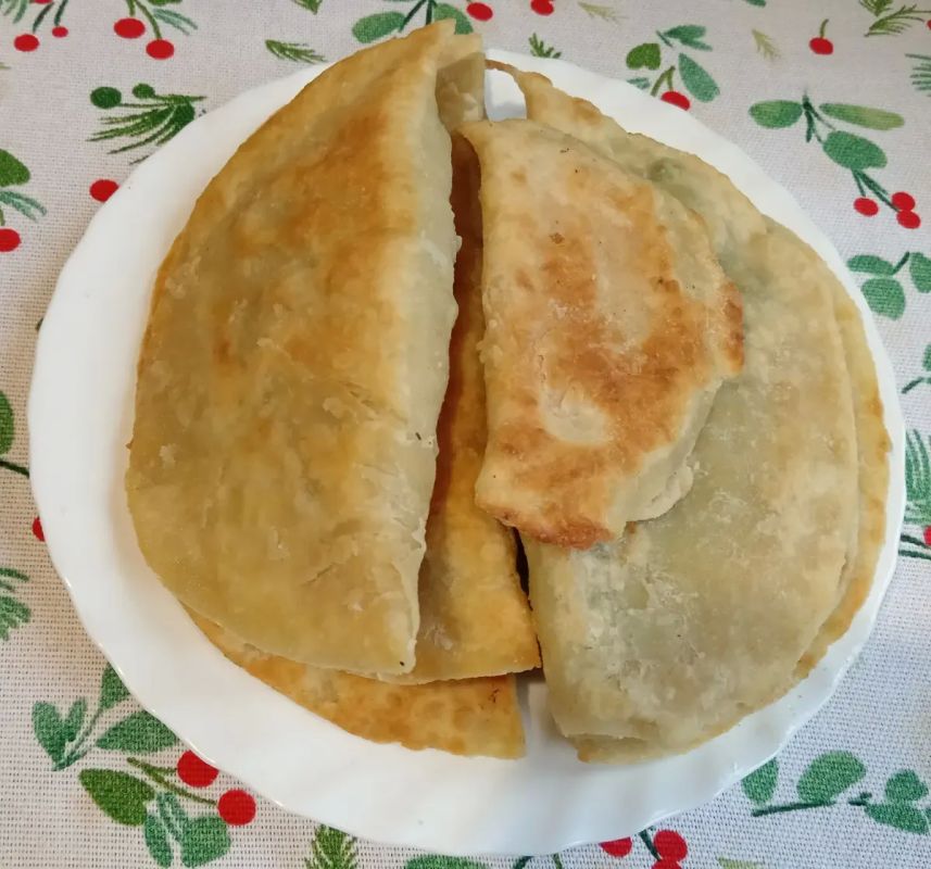 Нежные чебуреки с зелёным луком: хрустящая корочка и сочная начинка