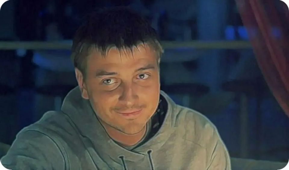 Почти 20 лет разницы: известный актёр снова женился на молодой избраннице