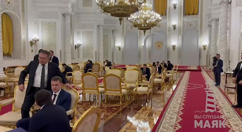 Гости собираются в Георгиевском зале Кремля перед заседанием Совета по стратегическому развитию и национальным проектам