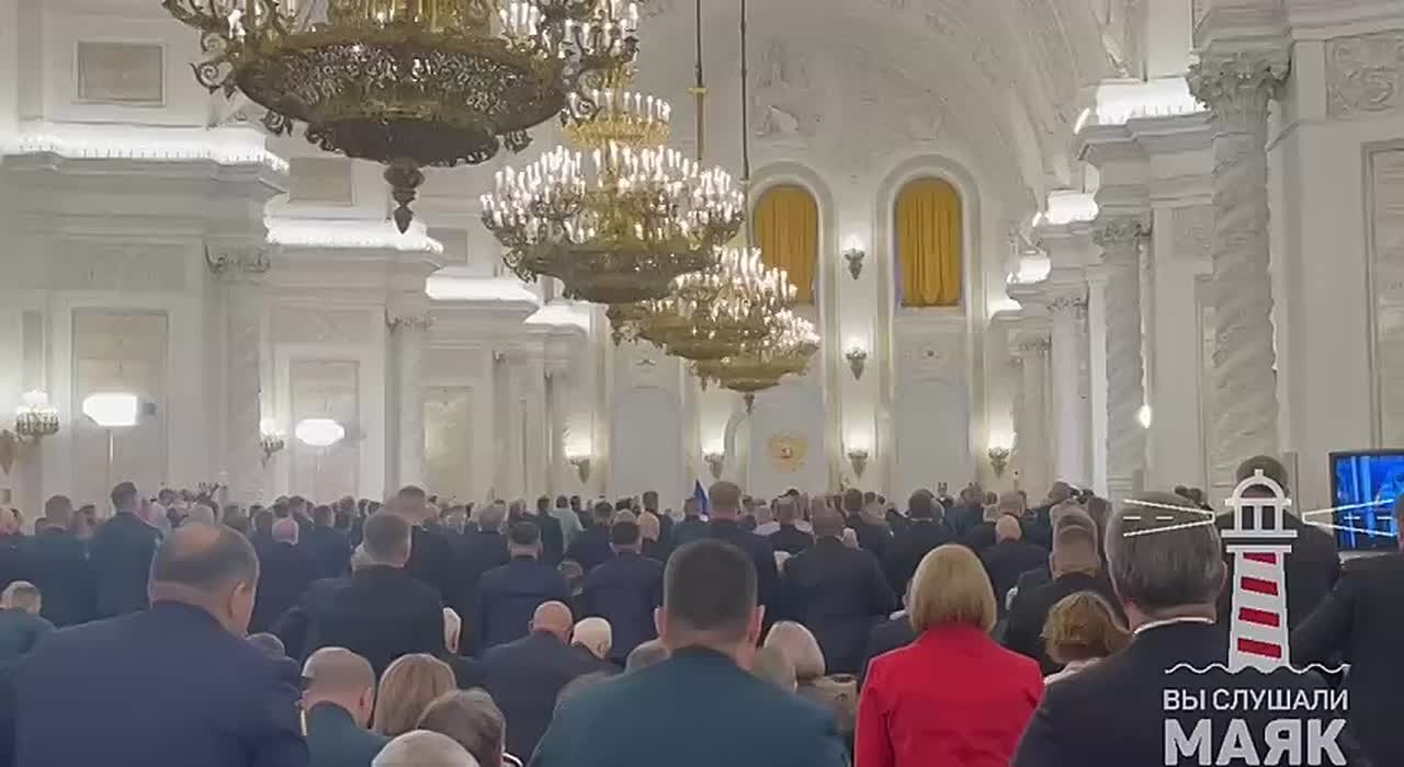 Путин вручает Героям России медали "Золотая Звезда"