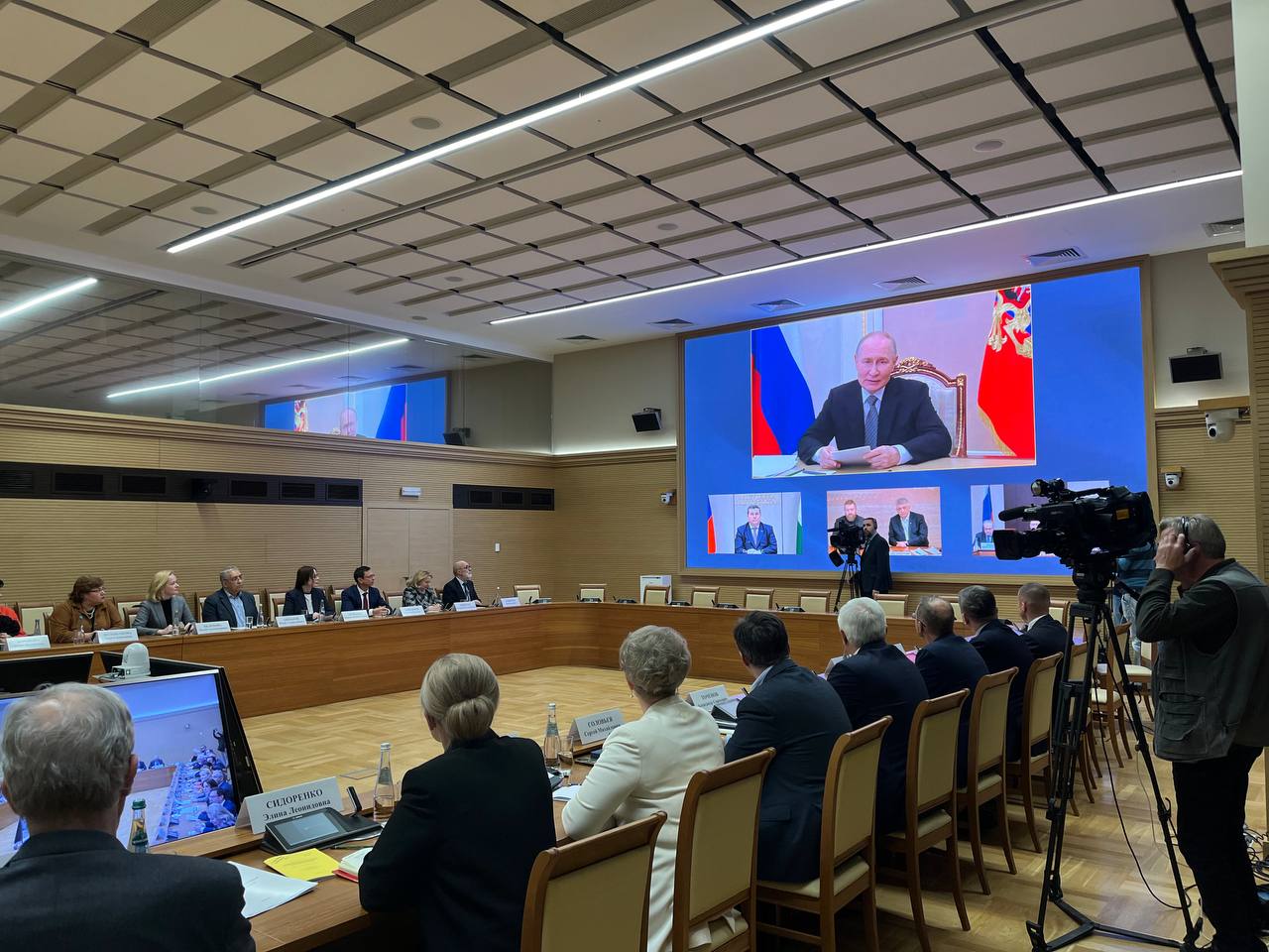 Путин начал встречу с членами Совета по правам человека