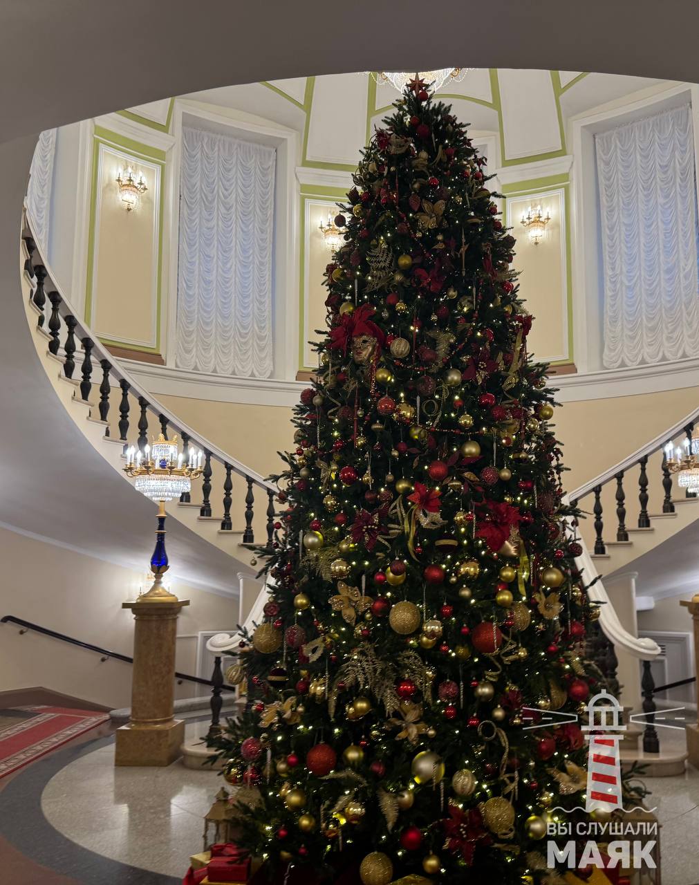 В Кремле и Доме правительства разные подходы к украшению новогодних елок В Кремле и Доме правительства разные подходы к украшению новогодних елок