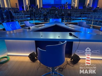 В этом году стол для «Прямой линии» в форме треугольника