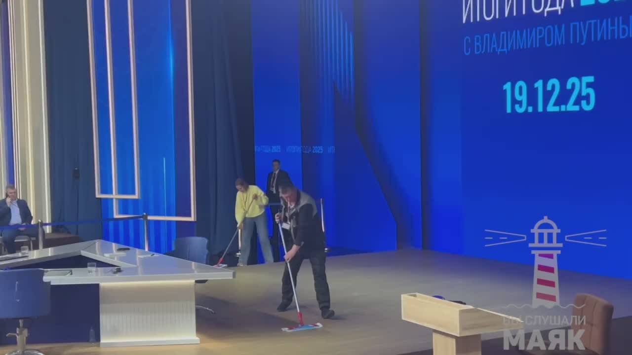 Ровно за час до пресс-конференции на рабочем месте Путина провели контрольную уборку