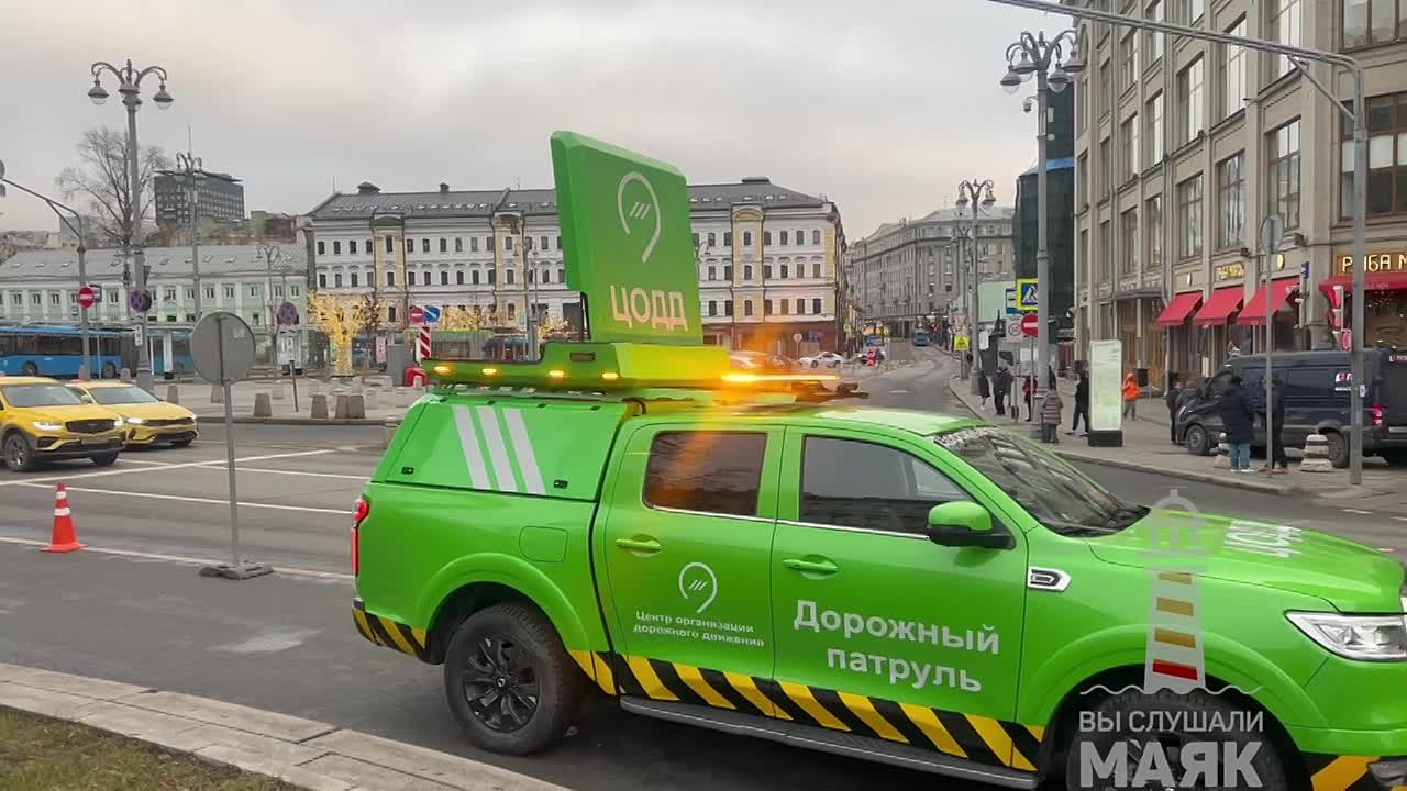 ГАИ перекрыло проезд транспорта рядом с Гостиным двором, где будет проходить «Прямая линия с Владимиром Путиным»